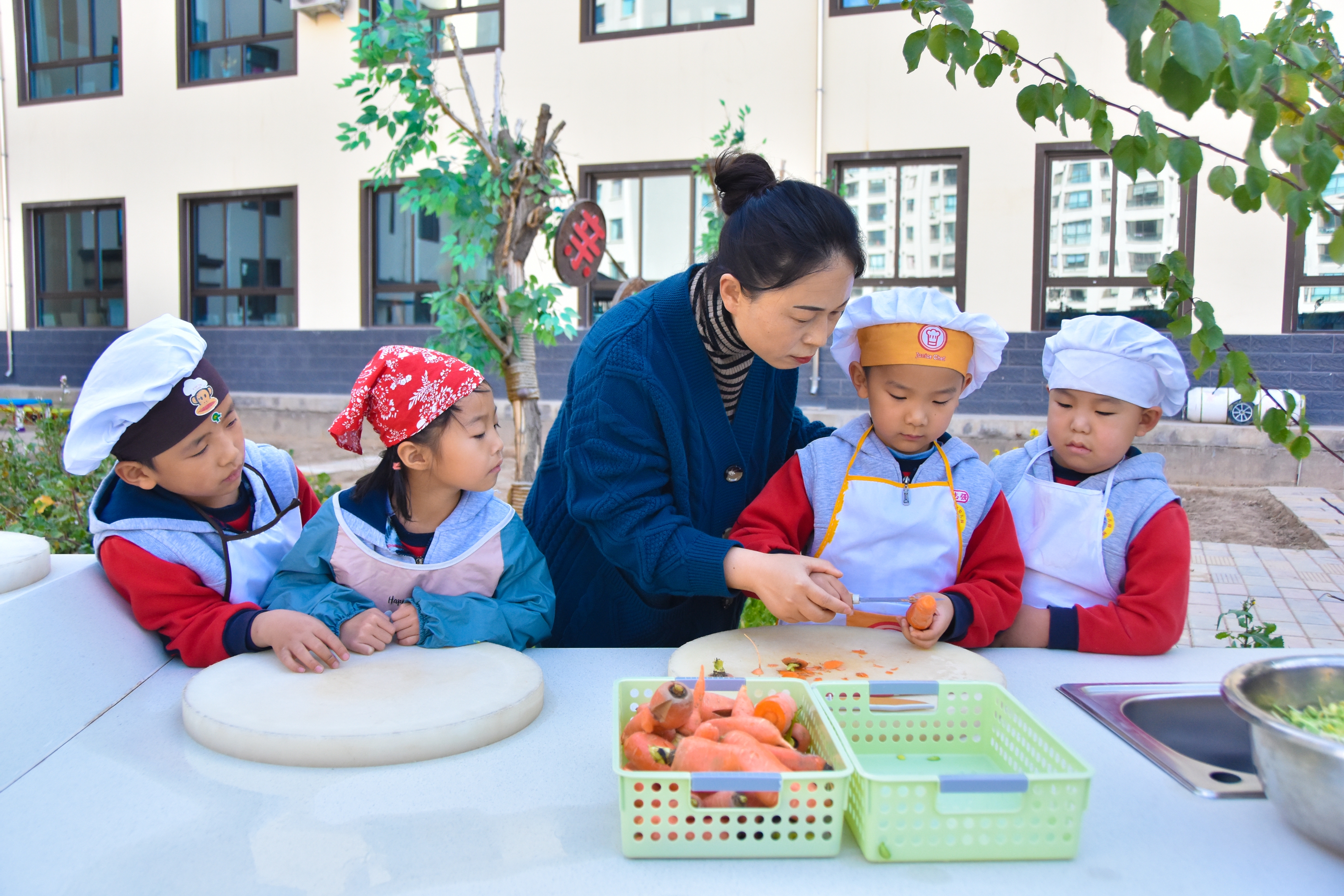 1.甘肅臨澤：濱河幼兒園“種植農場” 體驗農耕樂趣5.JPG