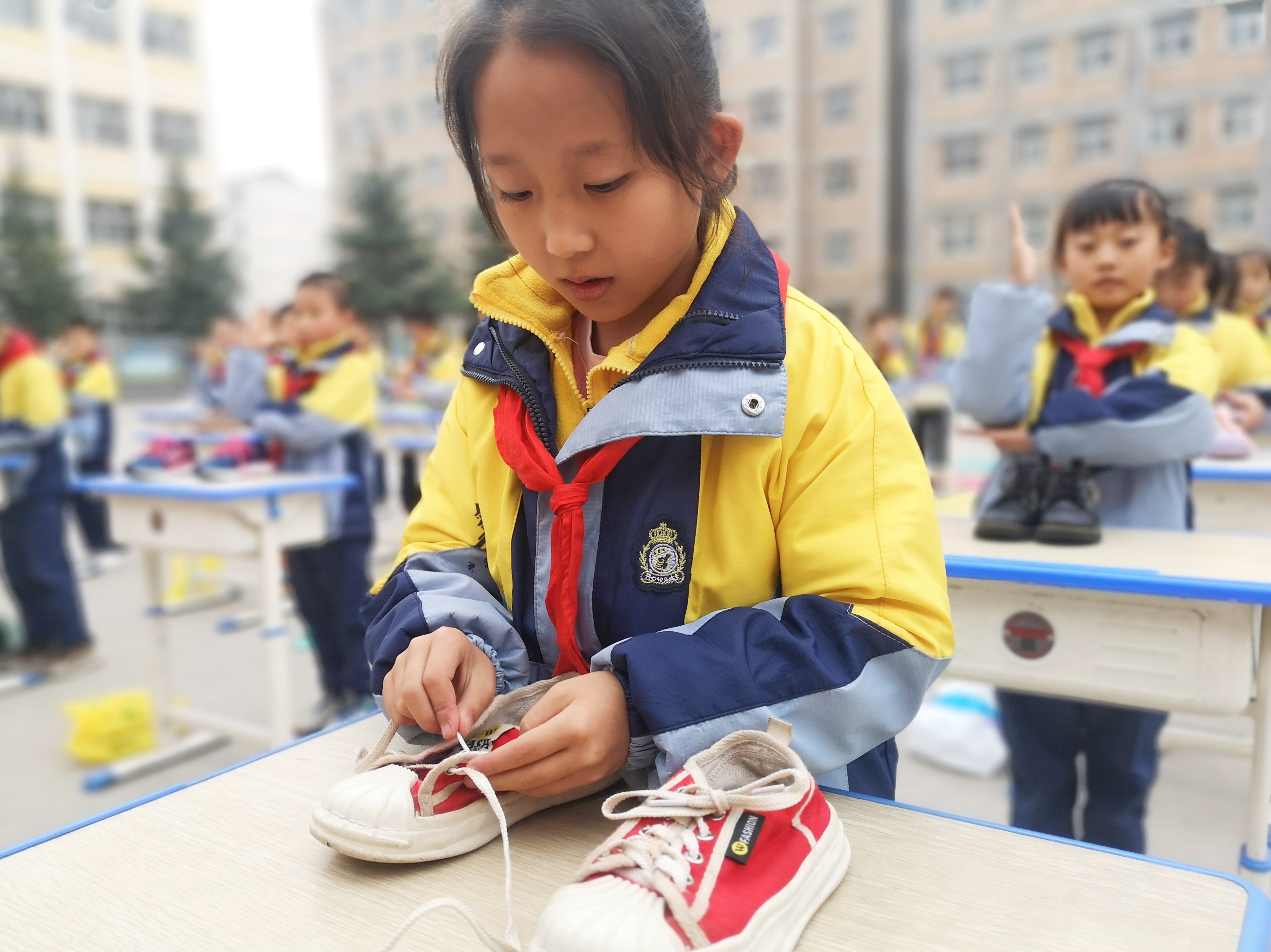 2022年11月8日，甘肅省華亭市實(shí)驗(yàn)小學(xué)學(xué)生在勞動(dòng)教育技能展示活動(dòng)中比賽系鞋帶。.jpeg