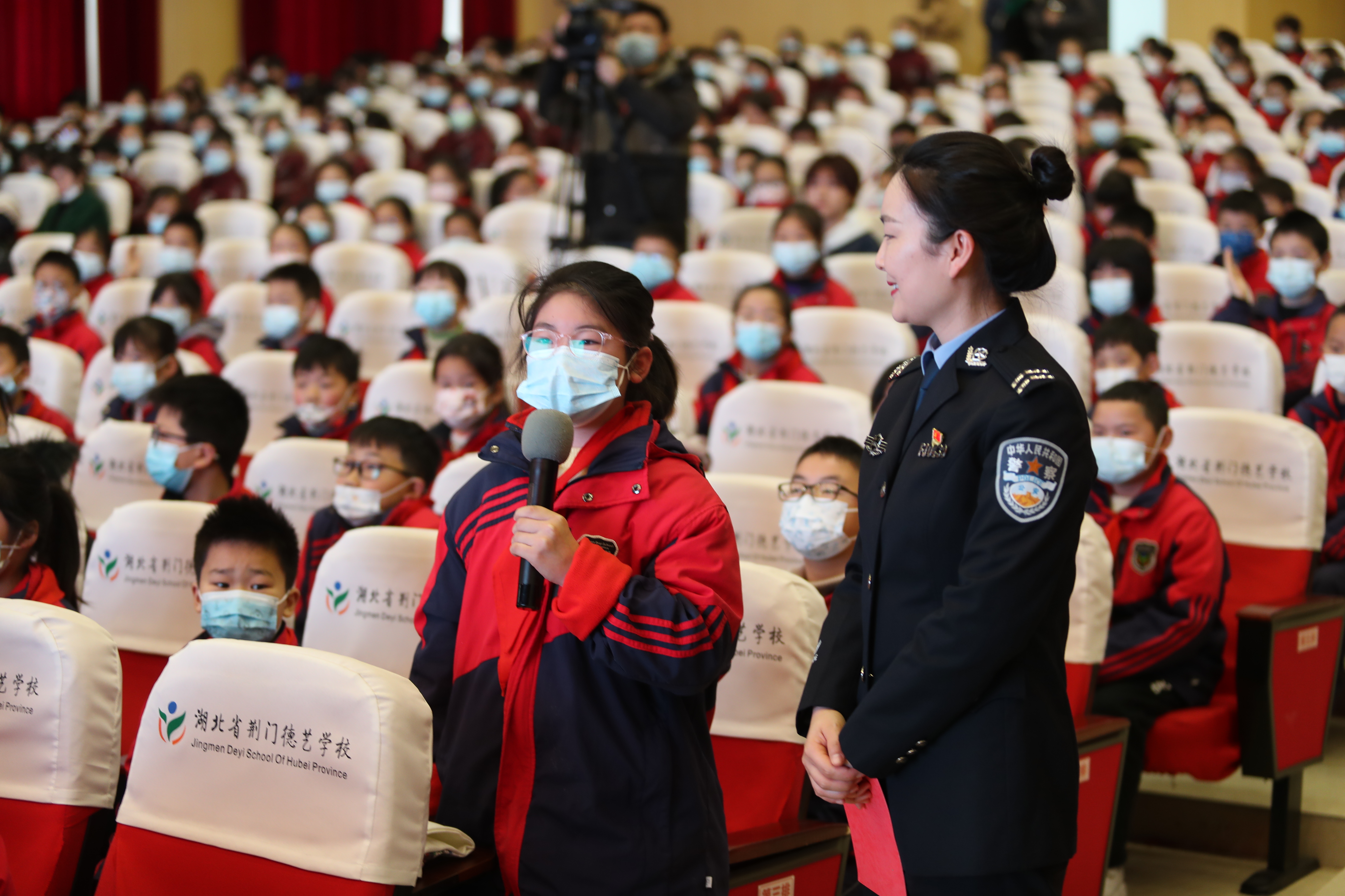 荊門市教育局組織交警講解員現(xiàn)場與學生互動3  攝影 陳軍 談媛媛.jpg