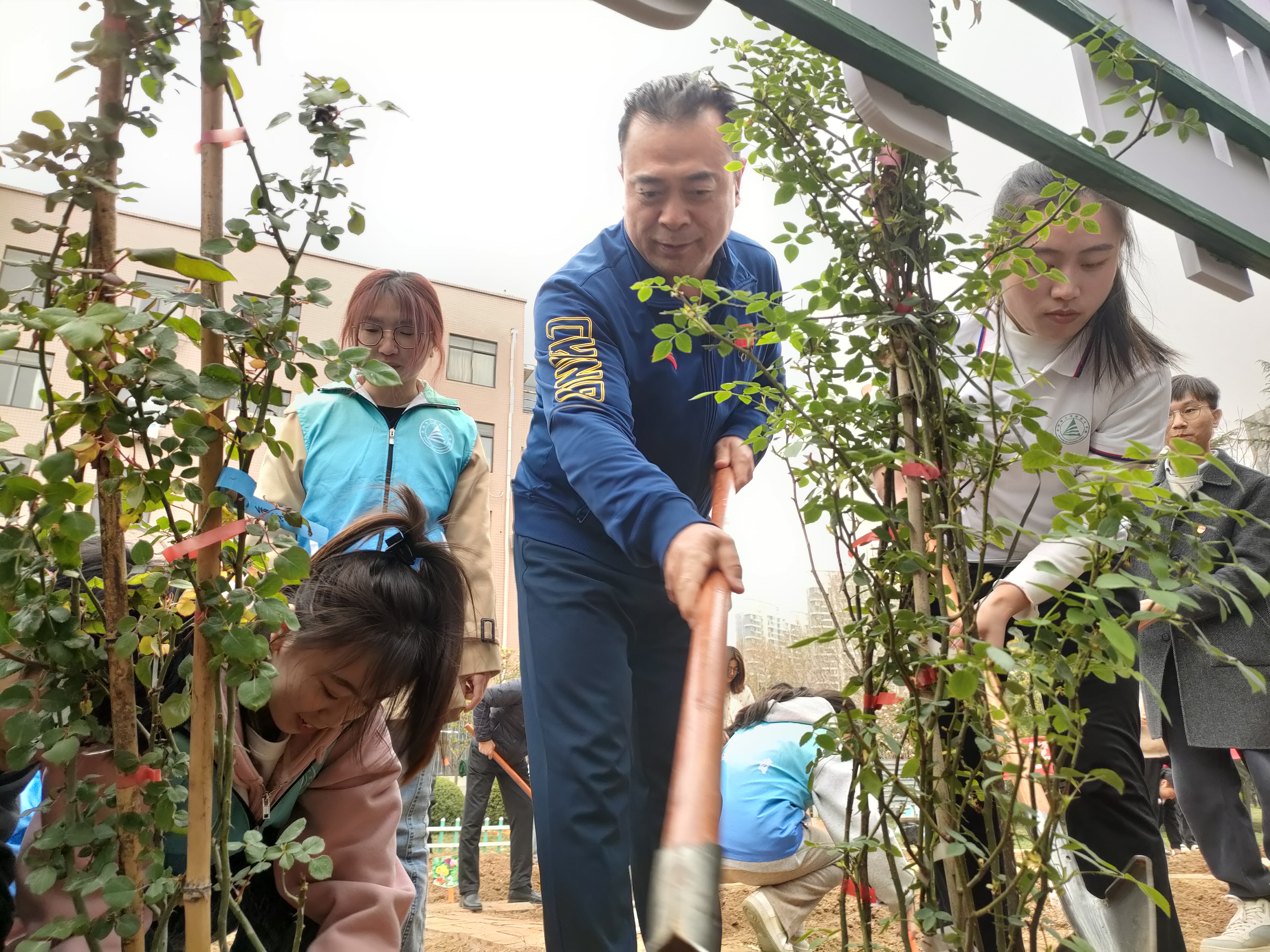 02  洛陽理工學(xué)院校長張銳和同學(xué)們一起栽種植物.jpg