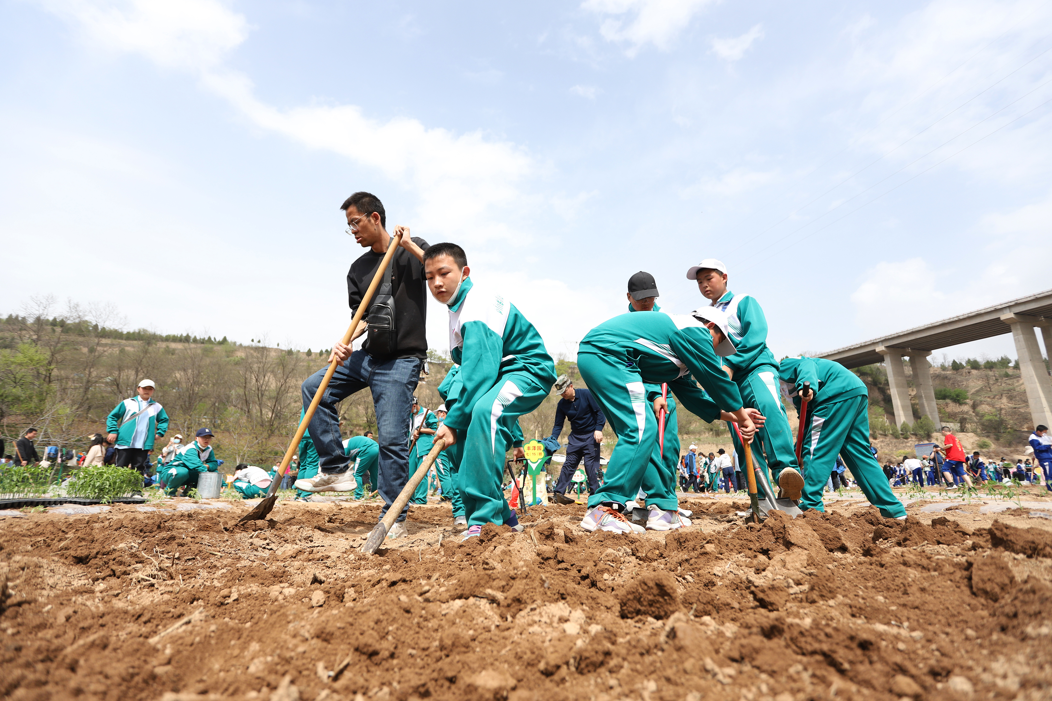 10——4月27日，在甘肅省平涼市第四中學行知園學農基地里，老師、家長和學生在翻地。.JPG