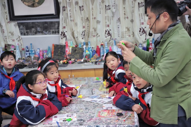 寧波鄞州區(qū)鐘公廟中心小學(xué)學(xué)生在寧波市非遺傳承人的指導(dǎo)下學(xué)習(xí)制作面塑小龍 學(xué)校供圖.jpg