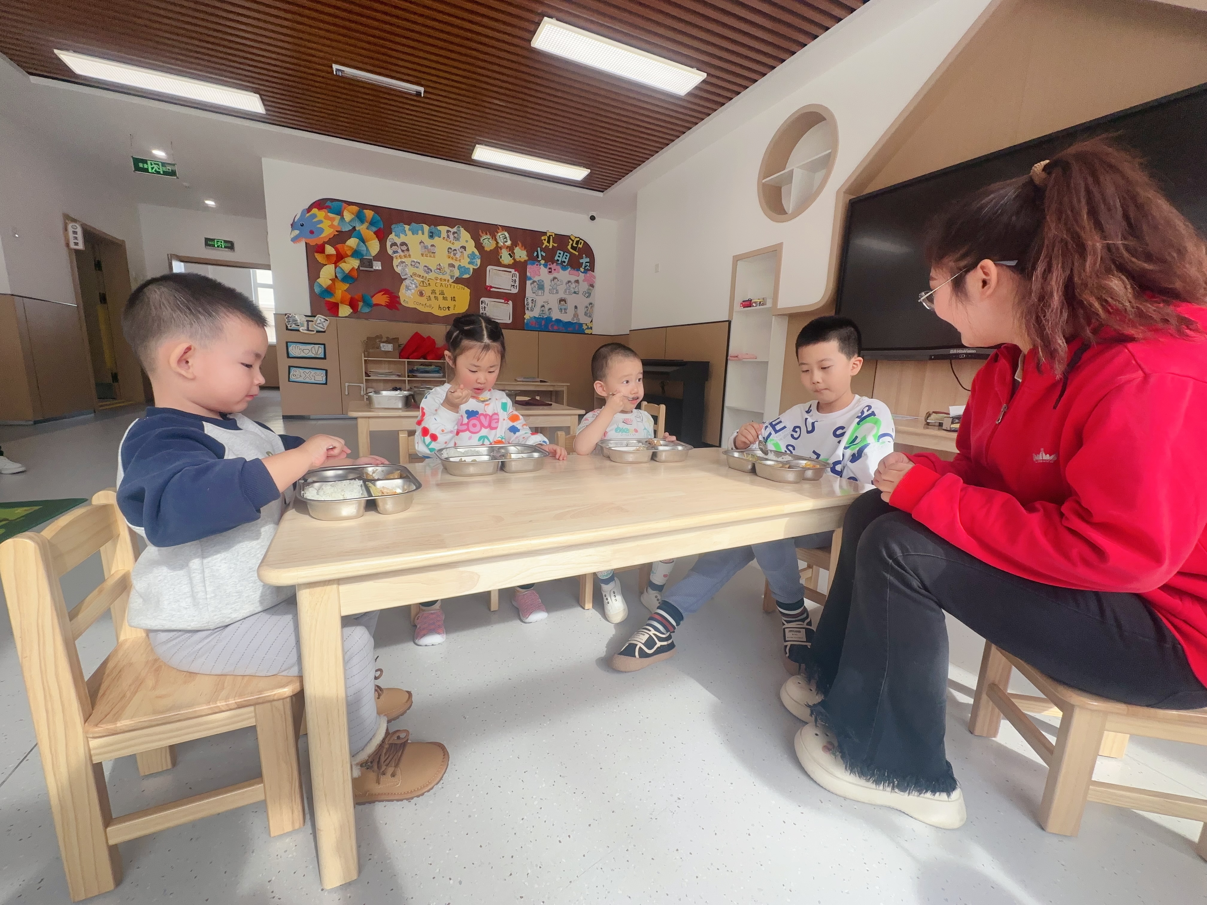 綠園區(qū)第四實驗幼兒園，孩子在開心地吃著園區(qū)精心搭配的營養(yǎng)午餐（綠園區(qū)教育局供圖）.jpg