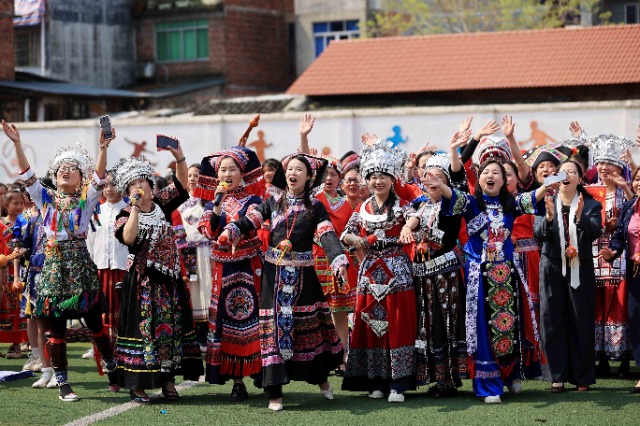 圖1：4月9日，在廣西柳州市融安縣實(shí)驗(yàn)小學(xué)校園，師生們?cè)谶M(jìn)行山歌對(duì)唱。（譚凱興 攝）.JPG