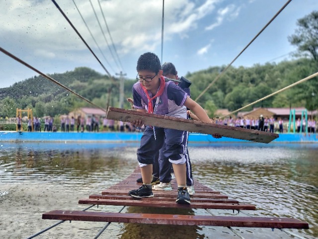 學生情境式體驗“飛奪瀘定橋”.jpeg