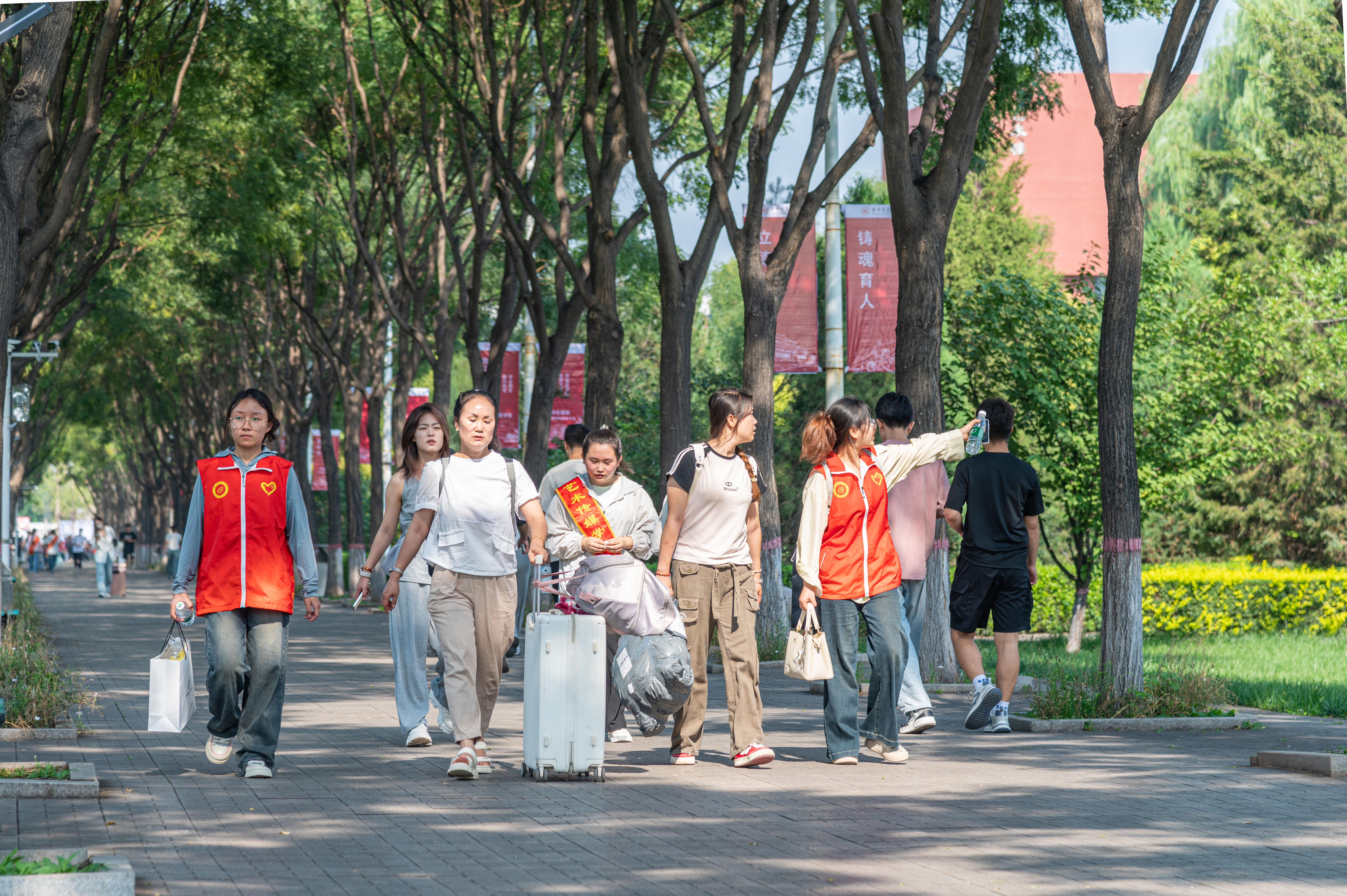 志愿者介紹校園2.jpg