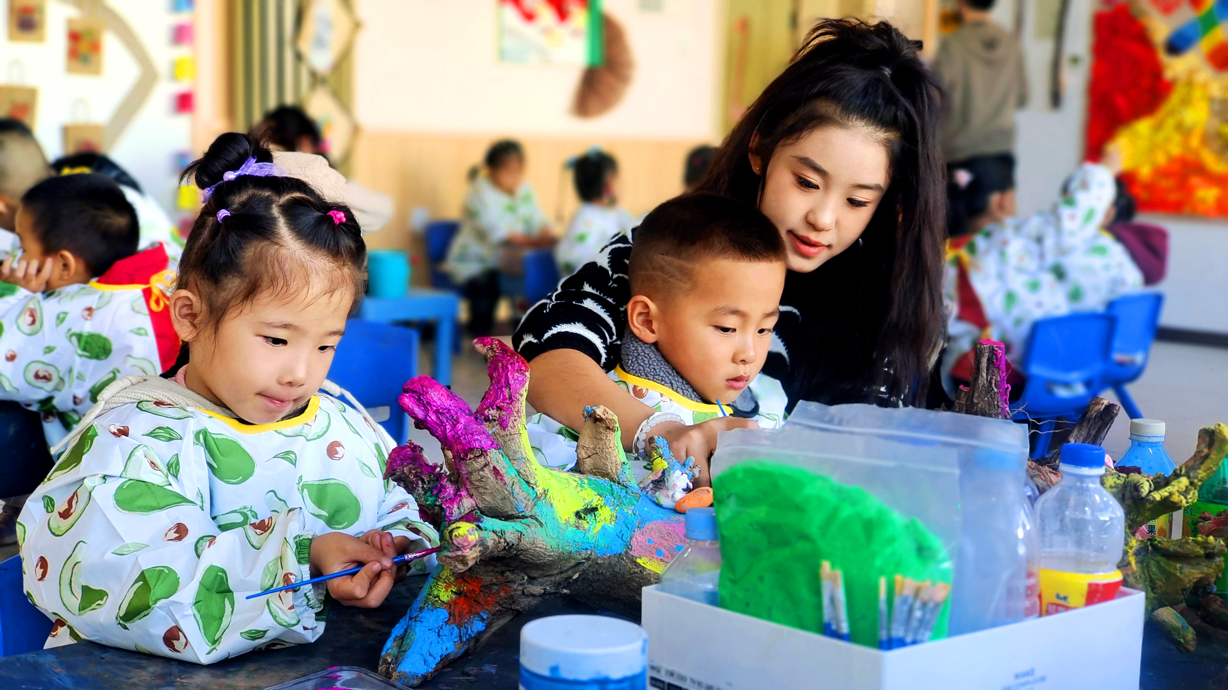 03 臨澤縣西關(guān)幼兒園教師田慧姍帶領(lǐng)幼兒在美工坊用樹(shù)根作畫(huà)  宋雪蓮 攝.jpg